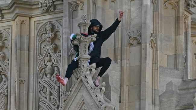 Detik-Detik Pria Nekat Panjat Menara Elizabeth Bawa Bendera Palestina