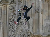 Detik-Detik Pria Nekat Panjat Menara Elizabeth Bawa Bendera Palestina