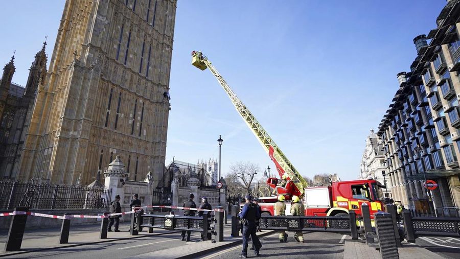 Seorang pengunjuk rasa memanjat Menara Elizabeth  atau yang dikenal sebagai Big Ben di London, Inggris, Sabtu (8/3/2025). (Ben STANSALL / AFP)