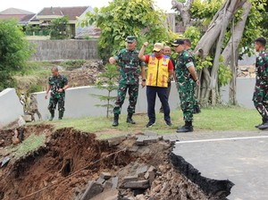 TNI AD Bangun Jembatan Sementara Kemang Pratama yang Ambles Diterjang Banjir