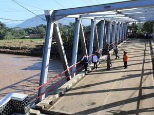 Gibran Tinjau Jembatan Putus Akibat Banjir di Sukabumi