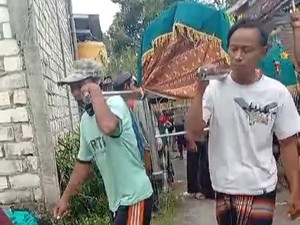 Isak Tangis Warnai Pemakaman 2 Pelajar Bojonegoro yang Tewas Tenggelam