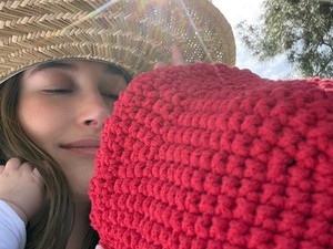 Hailey Beiber Unggah Foto Terbaru Sang Anak, Bikin Gemas