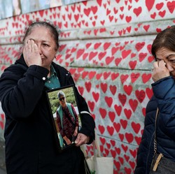 Potret Haru Warga London Saat Refleksi Peringati 5 Tahun Covid-19