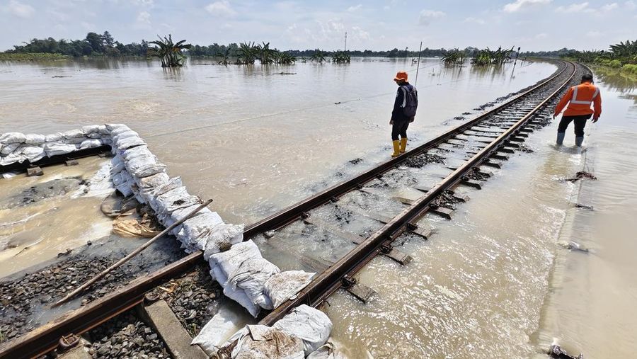 Jalur kereta api di Grobogan diterjang banjir lagi efek meluapnya Sungai Tuntang. (Dok. KAI)