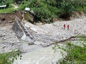 Video: Kondisi Jembatan Ambruk Imbas Banjir Bandang di Bojonegoro