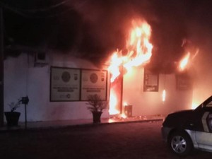 Kantor Polsek Helvetia di Medan Terbakar