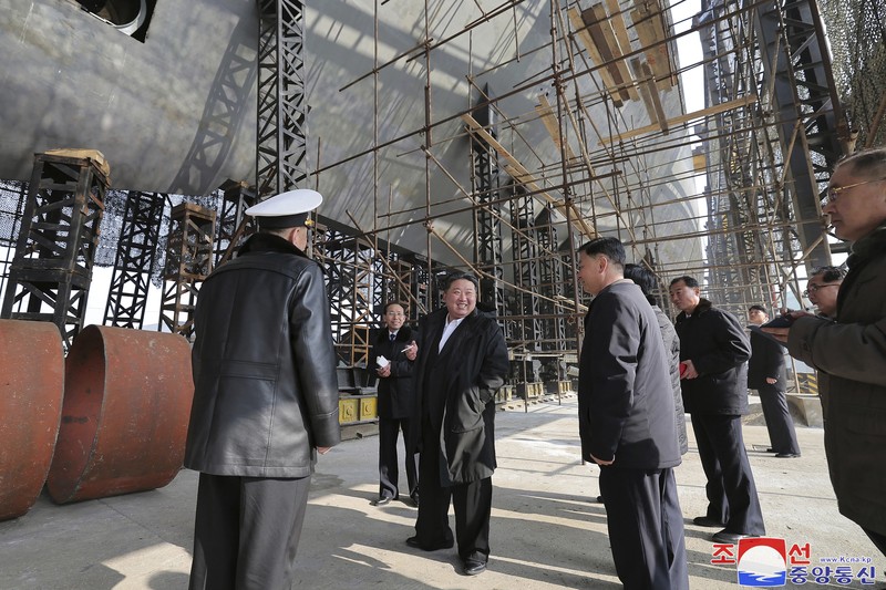 pemimpin Korea Utara Kim Jong Un mengunjungi galangan kapal untuk membangun kapal perang di lokasi yang dirahasiakan di Korea Utara. (AFP/STR) pemimpin Korea Utara Kim Jong Un mengunjungi galangan kapal untuk membangun kapal perang di lokasi yang dirahasiakan di Korea Utara. (AFP/STR)