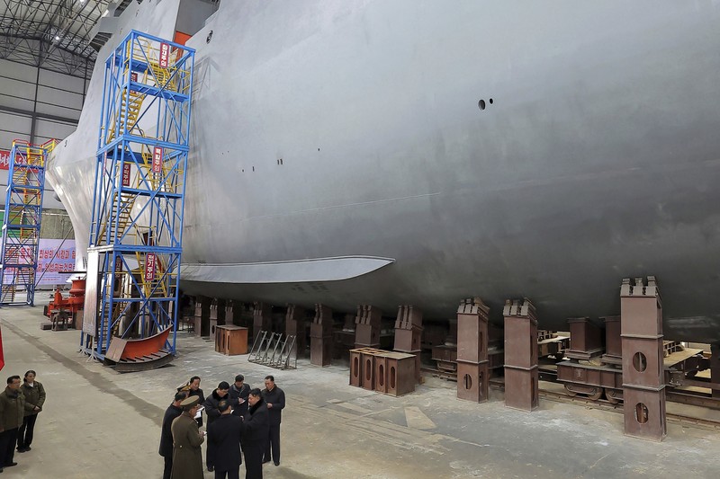 pemimpin Korea Utara Kim Jong Un mengunjungi galangan kapal untuk membangun kapal perang di lokasi yang dirahasiakan di Korea Utara. (AFP/STR)