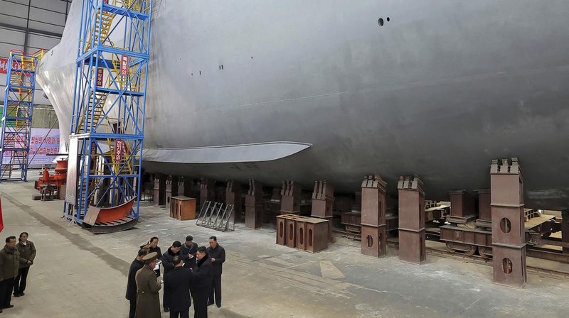 pemimpin Korea Utara Kim Jong Un mengunjungi galangan kapal bagi membangun kapal perang di lokasi apa dirahasiakan di Korea Utara. (AFP/STR)