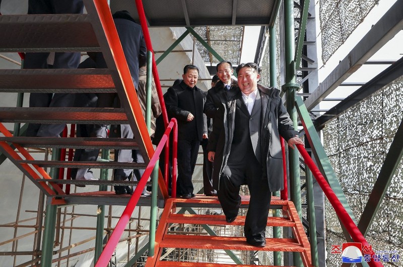 pemimpin Korea Utara Kim Jong Un mengunjungi galangan kapal untuk membangun kapal perang di lokasi yang dirahasiakan di Korea Utara. (AFP/STR) pemimpin Korea Utara Kim Jong Un mengunjungi galangan kapal untuk membangun kapal perang di lokasi yang dirahasiakan di Korea Utara. (AFP/STR)
