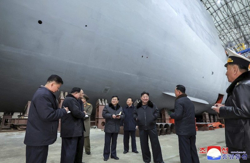 pemimpin Korea Utara Kim Jong Un mengunjungi galangan kapal untuk membangun kapal perang di lokasi yang dirahasiakan di Korea Utara. (AFP/STR)