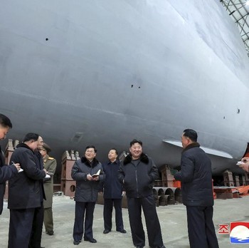Aksi Baru 'Raja' Korut Kim Jong Un, Pamer Kapal Selam Nuklir 7000 Ton