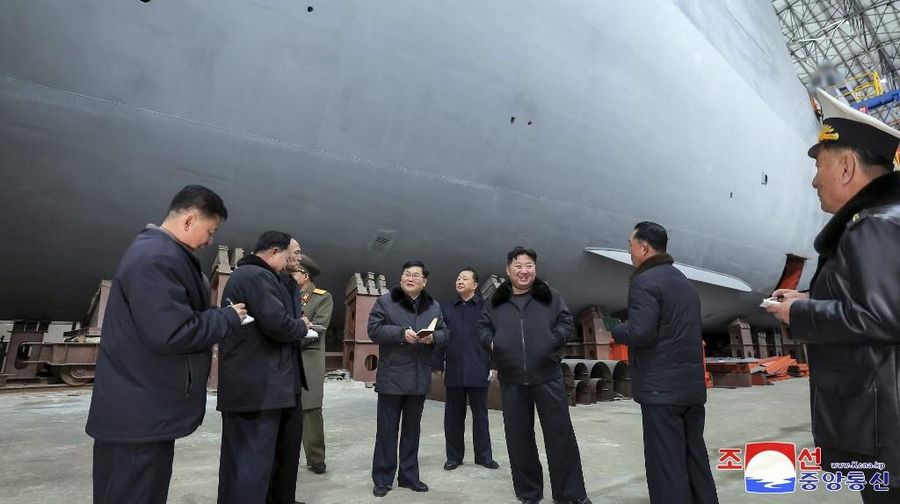 pemimpin Korea Utara Kim Jong Un mengunjungi galangan kapal untuk membangun kapal perang di lokasi yang dirahasiakan di Korea Utara. (AFP/STR)