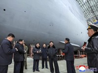 Aksi Baru 'Raja' Korut Kim Jong Un, Pamer Kapal Selam Nuklir 7000 Ton