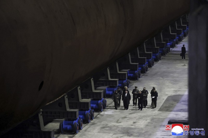pemimpin Korea Utara Kim Jong Un mengunjungi galangan kapal untuk membangun kapal perang di lokasi yang dirahasiakan di Korea Utara. (AFP/STR)