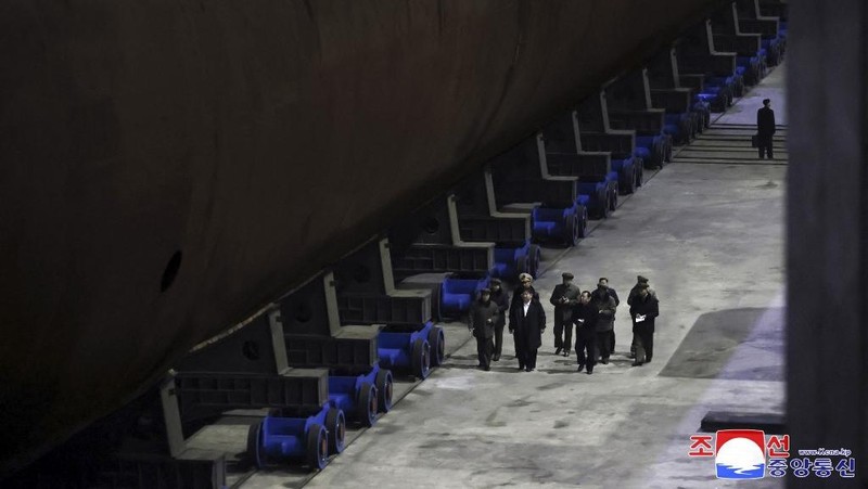 pemimpin Korea Utara Kim Jong Un mengunjungi galangan kapal bagi membangun kapal perang di lokasi apa dirahasiakan di Korea Utara. (AFP/STR)