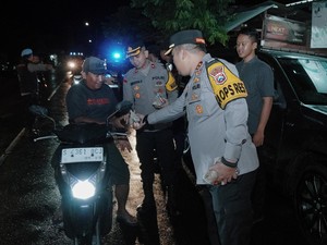 Patroli Sepertiga Malam di Jombang, Polisi Bagikan Makan Sahur