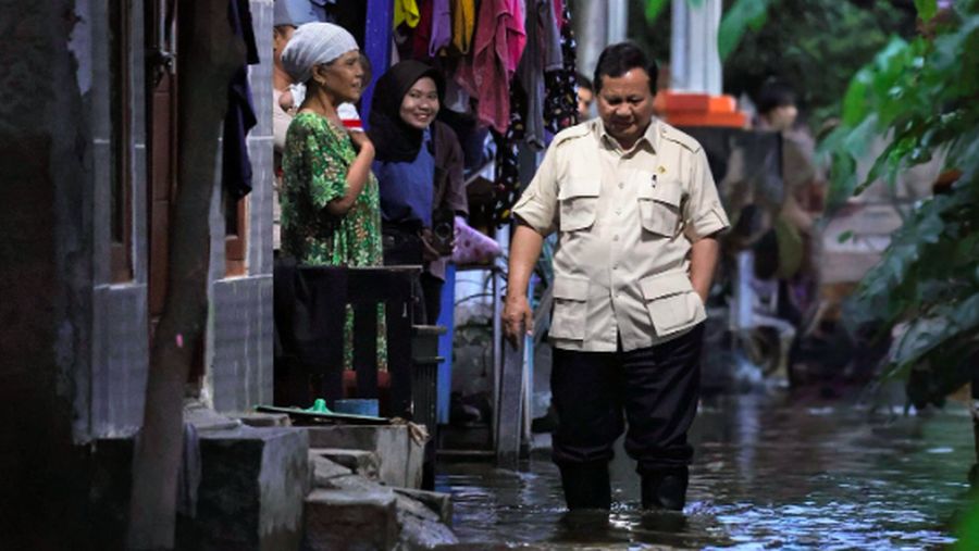 Presiden Prabowo meninjau langsung banjir Bekasi.
