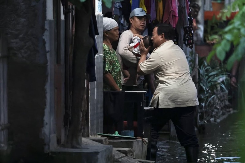 Seorang warga membersihkan rumah dari sisa-sisa banjir bandang di Desa Citeko, Kecamatan Cisarua, Jawa Barat, Senin (3/3/2025). Seorang warga membersihkan rumah dari sisa-sisa banjir bandang di Desa Citeko, Kecamatan Cisarua, Jawa Barat, Senin (3/3/2025). (CNBC Indonesia/Tri Susilo)