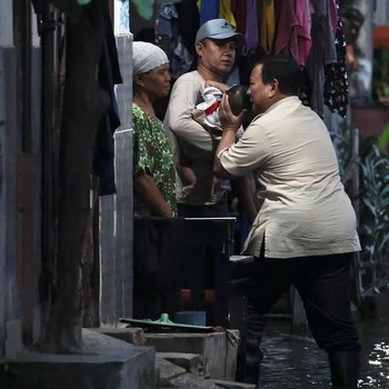 Potret Prabowo Terobos Banjir Bekasi, Bertamu ke Rumah Warga