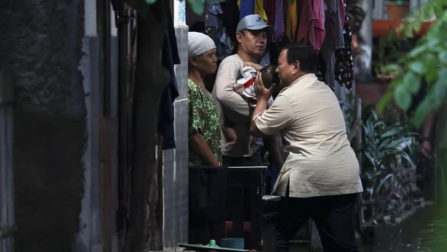 Presiden Prabowo Subianto mengunjungi warga terdampak banjir di Kampung Tambun Inpres, Desa Buni Bakti, Kecamatan Babelan, Kabupaten Bekasi, Jawa Barat. (Instagram/Prabowo)