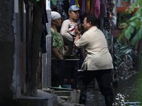 Potret Prabowo Terobos Banjir Bekasi, Bertamu ke Rumah Warga