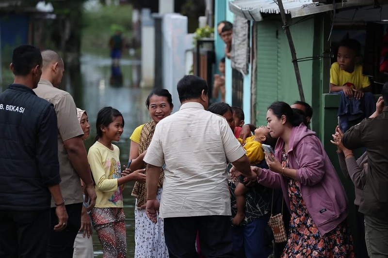 Presiden Prabowo Subianto mengunjungi warga terdampak banjir di Kampung Tambun Inpres, Desa Buni Bakti, Kecamatan Babelan, Kabupaten Bekasi, Jawa Barat. (Instagram/Prabowo) Presiden Prabowo Subianto mengunjungi warga terdampak banjir di Kampung Tambun Inpres, Desa Buni Bakti, Kecamatan Babelan, Kabupaten Bekasi, Jawa Barat. (Instagram/Prabowo)