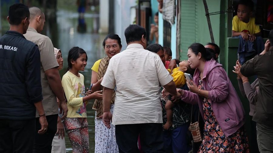 Presiden Prabowo Subianto mengunjungi warga terdampak banjir di Kampung Tambun Inpres, Desa Buni Bakti, Kecamatan Babelan, Kabupaten Bekasi, Jawa Barat. (Instagram/Prabowo)