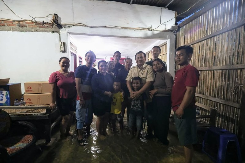 Presiden Prabowo Subianto mengunjungi warga terdampak banjir di Kampung Tambun Inpres, Desa Buni Bakti, Kecamatan Babelan, Kabupaten Bekasi, Jawa Barat. (Instagram/Prabowo) Presiden Prabowo Subianto mengunjungi warga terdampak banjir di Kampung Tambun Inpres, Desa Buni Bakti, Kecamatan Babelan, Kabupaten Bekasi, Jawa Barat. (Instagram/Prabowo)