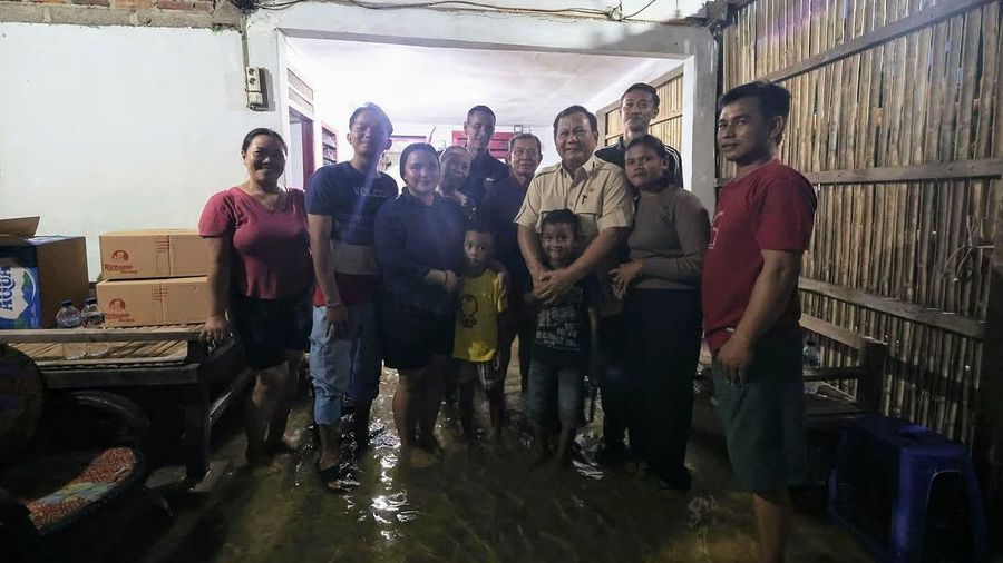 Presiden Prabowo Subianto mengunjungi warga terdampak banjir di Kampung Tambun Inpres, Desa Buni Bakti, Kecamatan Babelan, Kabupaten Bekasi, Jawa Barat. (Instagram/Prabowo)