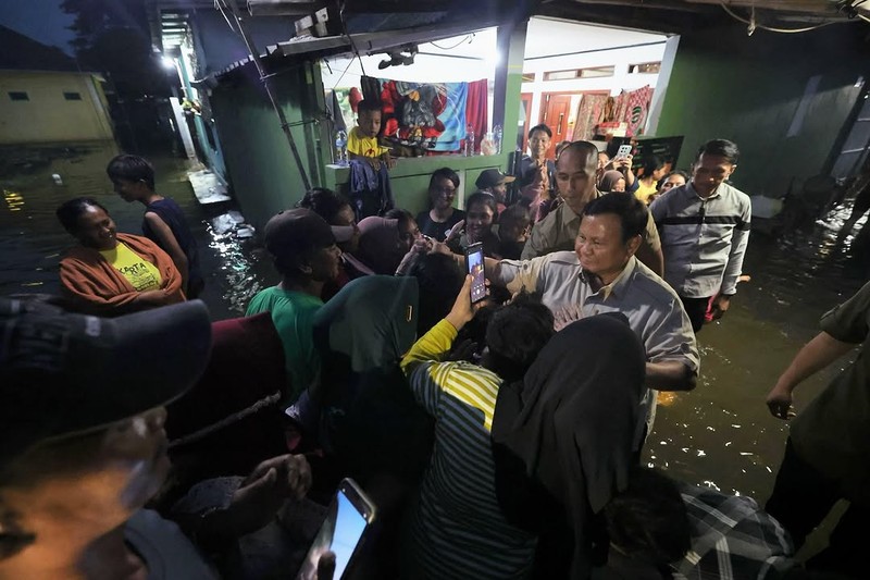 Presiden Prabowo Subianto mengunjungi warga terdampak banjir di Kampung Tambun Inpres, Desa Buni Bakti, Kecamatan Babelan, Kabupaten Bekasi, Jawa Barat. (Instagram/Prabowo)