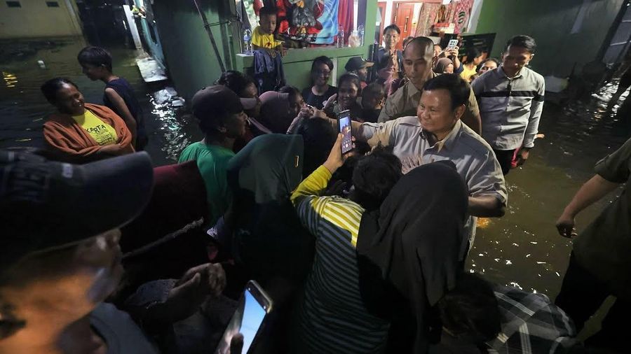 Presiden Prabowo Subianto mengunjungi warga terdampak banjir di Kampung Tambun Inpres, Desa Buni Bakti, Kecamatan Babelan, Kabupaten Bekasi, Jawa Barat. (Instagram/Prabowo)