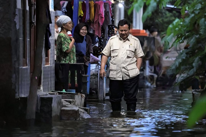 Presiden Prabowo Subianto mengunjungi warga terdampak banjir di Kampung Tambun Inpres, Desa Buni Bakti, Kecamatan Babelan, Kabupaten Bekasi, Jawa Barat. (Instagram/Prabowo) Presiden Prabowo Subianto mengunjungi warga terdampak banjir di Kampung Tambun Inpres, Desa Buni Bakti, Kecamatan Babelan, Kabupaten Bekasi, Jawa Barat. (Instagram/Prabowo)