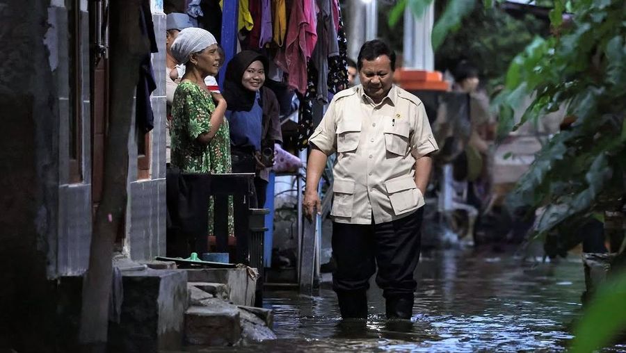 Presiden Prabowo Subianto mengunjungi warga terdampak banjir di Kampung Tambun Inpres, Desa Buni Bakti, Kecamatan Babelan, Kabupaten Bekasi, Jawa Barat. (Instagram/Prabowo)