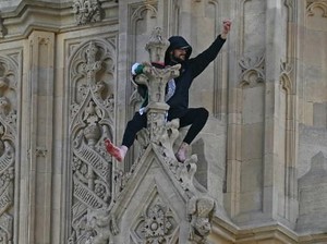 Pria Bawa Bendera Palestina Ditangkap Usai Panjat Big Ben London