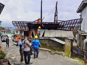 Angin Kencang Terjang Wonosobo, Terbangkan Atap Rumah Warga-Madrasah