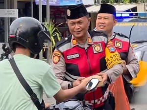Samapta Polres Lamongan Bagikan Takjil dan Patroli Ngabuburit