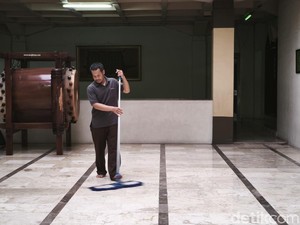 Berkah Rawat Masjid Raya Bandung, Toto Sukses Kuliahkan Anak