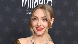 Curhat Amanda Seyfried Malafungsi Busana, Payudara Terekspos di Acara Awards