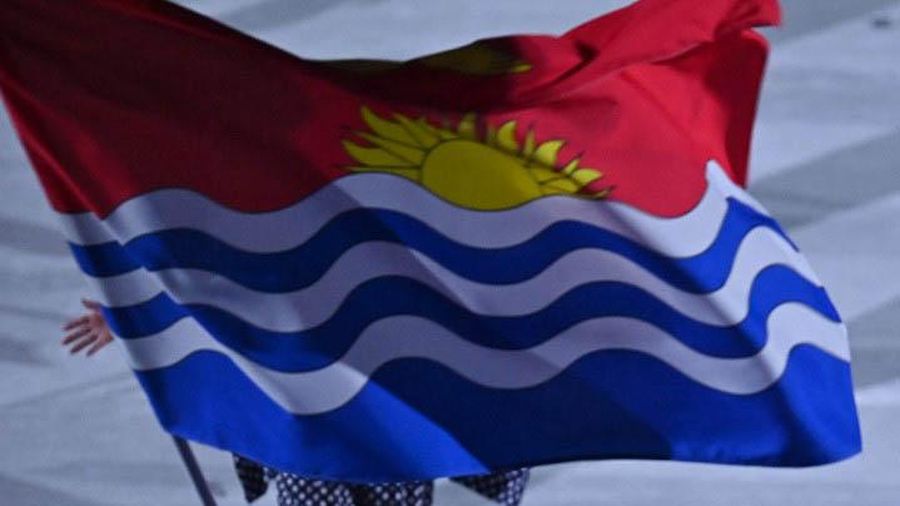 Atlet Kiribati mengibarkan bendera selama upacara pembukaan Olimpiade Tokyo 2020, di Stadion Olimpiade, Tokyo, pada 23 Juli 2021. (Photo by Ben STANSALL / AFP/File Foto)