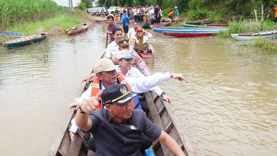 Bupati Way Kanan, Ali Rahman meninjau Korban Banjir Dengan Perahu Sampan. (Dok. Dokpim Way Kanan via waykanankab)