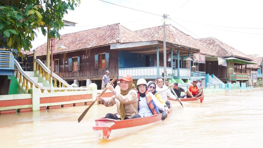 Bupati Way Kanan, Ali Rahman meninjau Korban Banjir Dengan Perahu Sampan. (Dok. Dokpim Way Kanan via waykanankab)