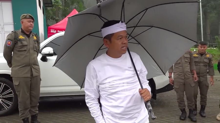 Gubernur Jawa Barat, Dedi Mulyadi saat kembali meninjau proses pembongkaran dan penanaman pohon pada Wisata Hibisc Fantasy di kawasan Puncak, Jawa Barat. (Instagram/@dedimulyadi71)