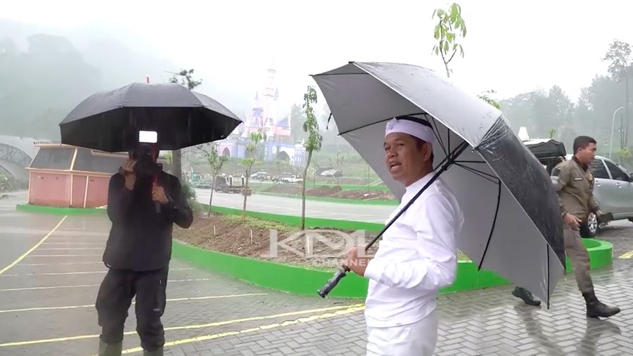 Gubernur Jawa Barat, Dedi Mulyadi saat kembali meninjau proses pembongkaran dan penanaman pohon pada Wisata Hibisc Fantasy di kawasan Puncak, Jawa Barat. (Instagram/@dedimulyadi71)