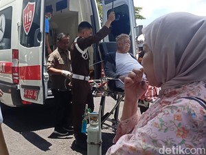Video: Pakai Selang di Hidung, Tersangka Korupsi di Palembang Dijemput Paksa
