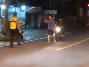 Video: Aksi Heroik Warga Tabrakkan Motor ke Pria Mabuk Penodong Golok