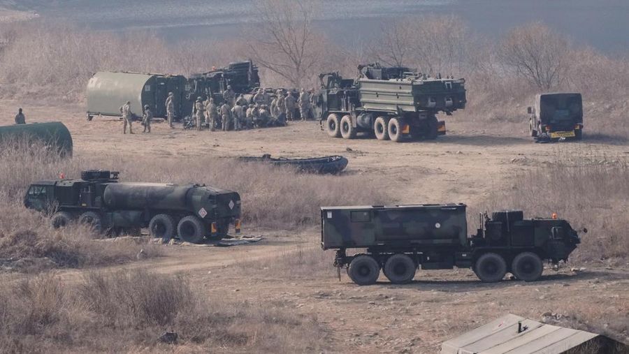 Layar TV menayangkan laporan peluncuran rudal Korea Utara dengan gambar arsip selama program berita di Stasiun Kereta Api Seoul di Seoul, Korea Selatan, Senin, 10 Maret 2025. (AP/Lee Jin-man)