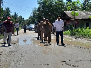 Warga Keluhkan Jalan Rusak di Gunungsitoli, Bobby Janji Perbaiki Tahun Ini
