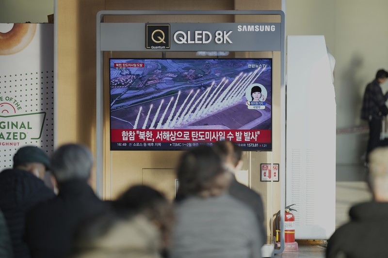 Layar TV menayangkan laporan peluncuran rudal Korea Utara dengan gambar arsip selama program berita di Stasiun Kereta Api Seoul di Seoul, Korea Selatan, Senin, 10 Maret 2025. (AP/Lee Jin-man) Layar TV menayangkan laporan peluncuran rudal Korea Utara dengan gambar arsip selama program berita di Stasiun Kereta Api Seoul di Seoul, Korea Selatan, Senin, 10 Maret 2025. (AP/Lee Jin-man)